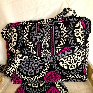 Vera Bradley Crossbody/shoulder bag in Canterberry Magenta pattern!! 🚨RETIRED🚨